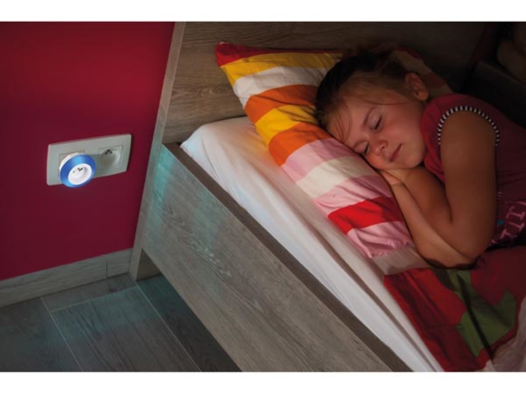 PEREL ENL1 Led-nachtlampje met stopcontact en schemersensor, automatische inschakeling als het donker wordt, keuze uit drie verschillende kleuren: groen, blauw, wit, ideaal voor woonkamer, slaapkamer, kinderkamer, gang, penaarde